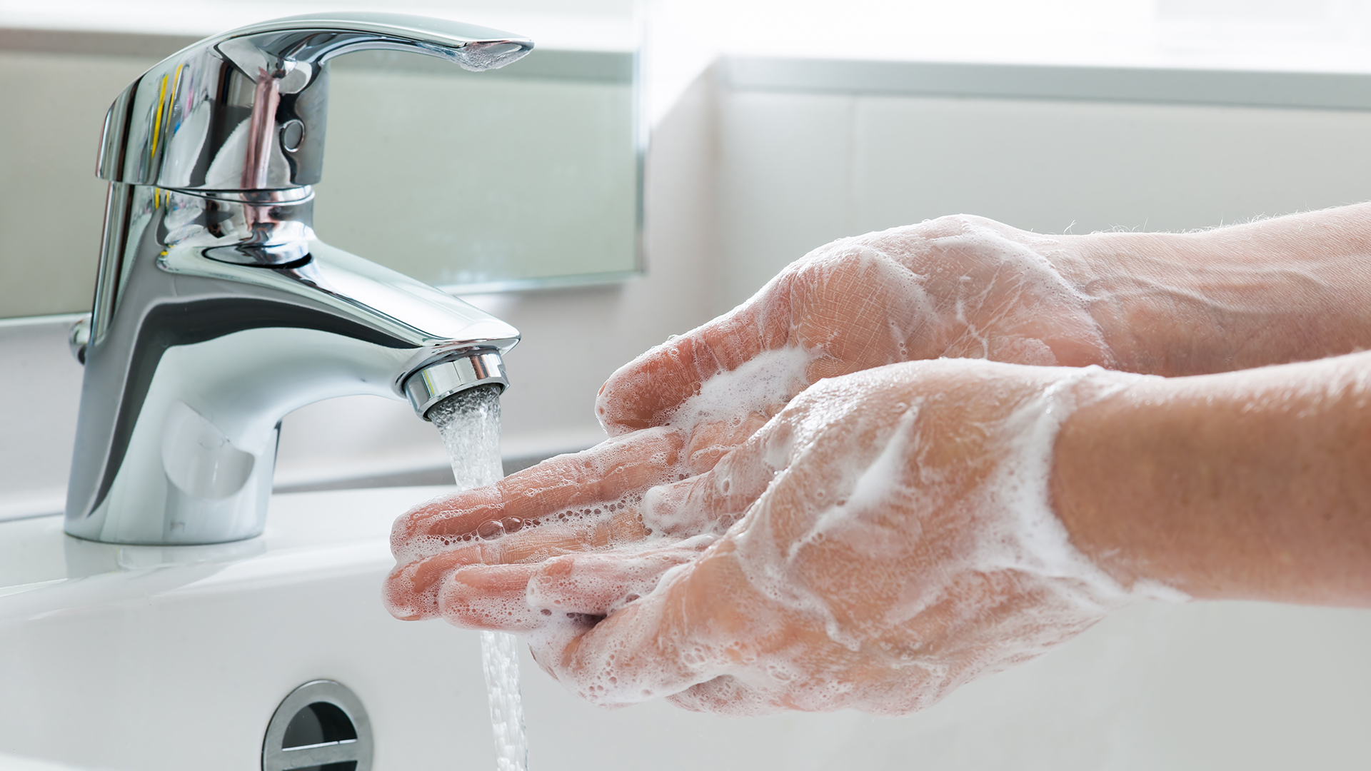 Soluțiile dezinfectante nu înlocuiesc apa și săpunul